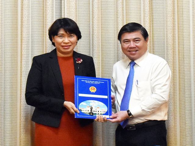 Chủ tịch UBND TP.HCM Nguyễn Thành Phong trao quyết định cho bà Lê Thị Huỳnh Mai /// ĐÌNH NGUYÊN