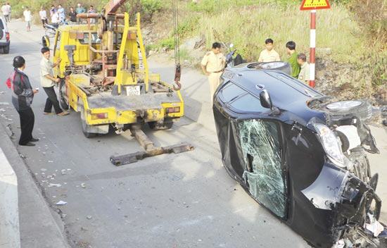 TPHCM: Bùn rơi xuống đường, nhiều ô tô gặp nạn