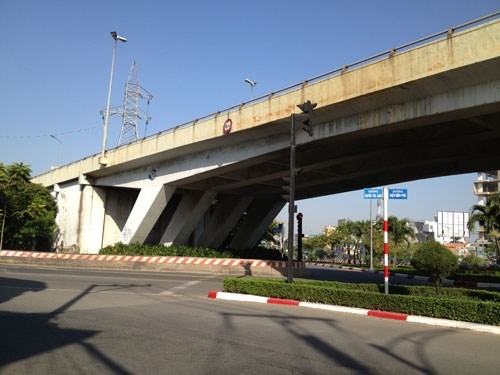 TP.HCM cấp bách sửa chữa cầu vượt Nguyễn Hữu Cảnh