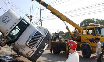 TPHCM: Container “ngã chổng vó”, 3 người bị thương