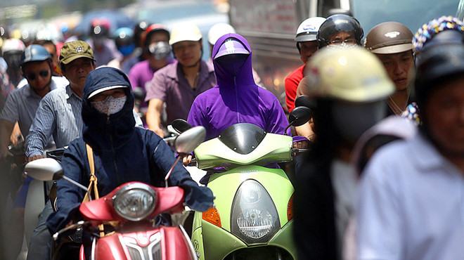 TP.HCM đang nắng nóng với bức xạ tia UV mức rất cao, có thể gây bỏng da - ảnh 2