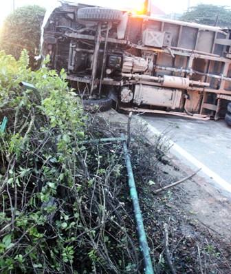 TPHCM: Dính “bẫy” cát, xe tải “đại náo” trên quốc lộ 1A