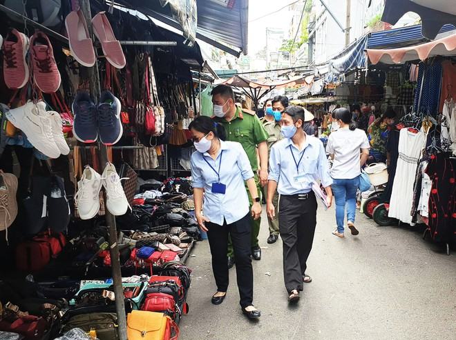 TP.HCM: Đồng loạt ra quân nhắc nhở, xử phạt người dân không đeo khẩu trang