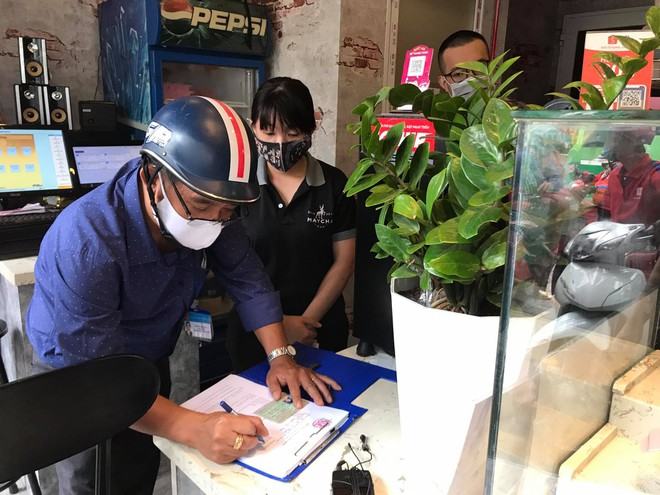 TP.HCM: Đồng loạt ra quân nhắc nhở, xử phạt người dân không đeo khẩu trang - ảnh 3