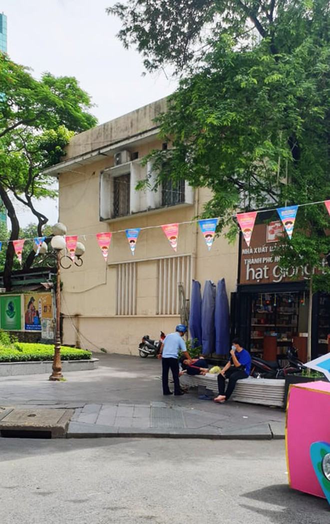 TP.HCM: Đồng loạt ra quân nhắc nhở, xử phạt người dân không đeo khẩu trang - ảnh 4