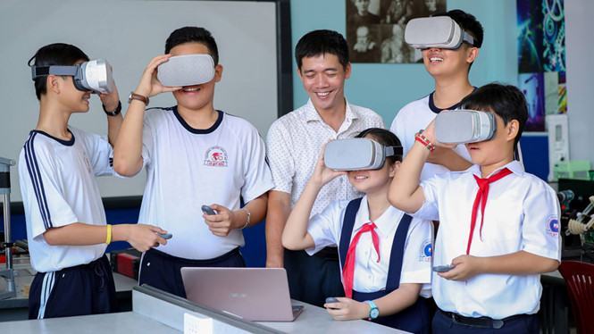 Học sinh Trường THCS Lê Quý Đôn (Q.3, TP.HCM) thực hành sử dụng thiết bị thấu kính ảnh trong phòng học STEM /// BẢO CHÂU