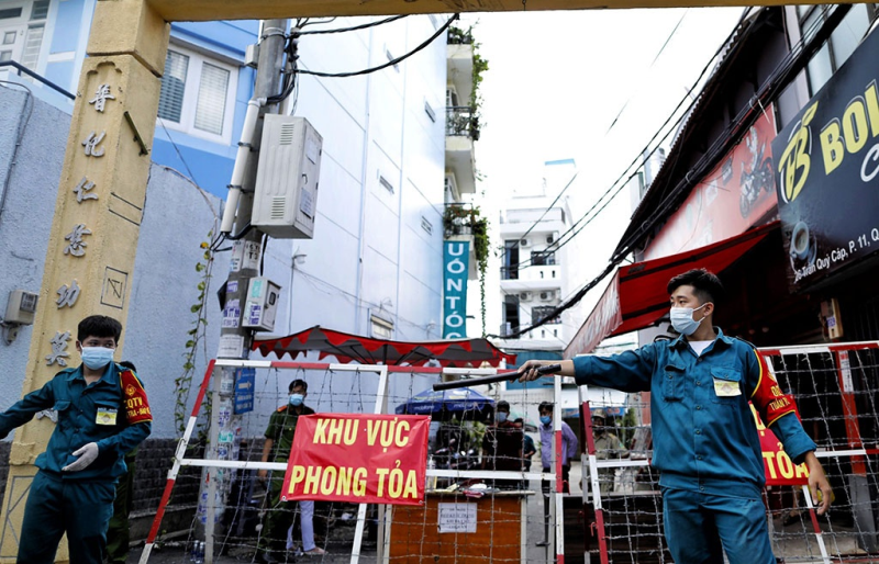 Ngày 28.5, lực lượng chức năng phong tỏa tạm thời hẻm 26 Trần Quý Cáp, P.11, Q.Bình Thạnh (TP.HCM)sau khi có thông tin một ca nghi nhiễm Covid-19  /// ẢNH: NGỌC DƯƠNG