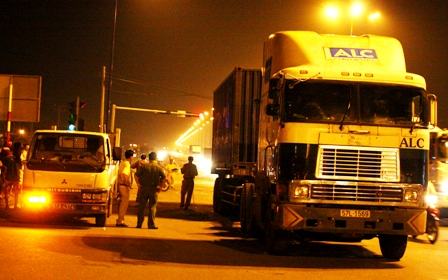 TPHCM: Hai phụ nữ bị xe container kéo lê gần 50m dưới gầm