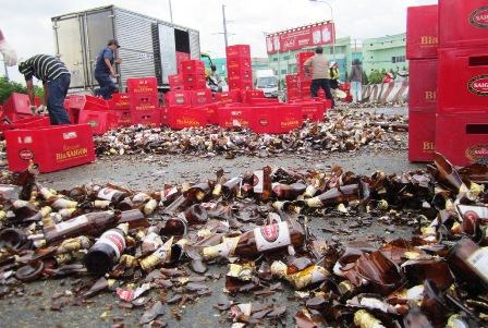TPHCM: Hàng ngàn chai bia vỡ rải kín mặt đường