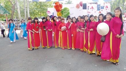 Các sinh viên một trường dạy nghề trong Lễ hội Áo dài năm 2013.
