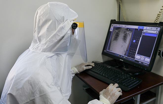 Nhân viên y tế tại nơi cách ly bệnh nhân Bệnh viện dã chiến ở Củ Chi, TP HCM. Ảnh: Quỳnh Trần.