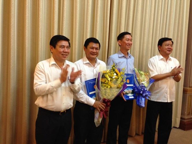 Ông Trần Vĩnh Tuyến (thứ 2 từ phải qua) và ông Huỳnh Cách Mạng (thứ 3 từ phải qua) nhận quyết định phê chuẩn nhân sự của Thủ tướng Chính phủ /// Ảnh: Tân Phú