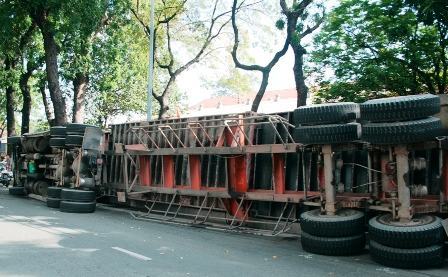 TPHCM: Lật xe container giữa phố đông người