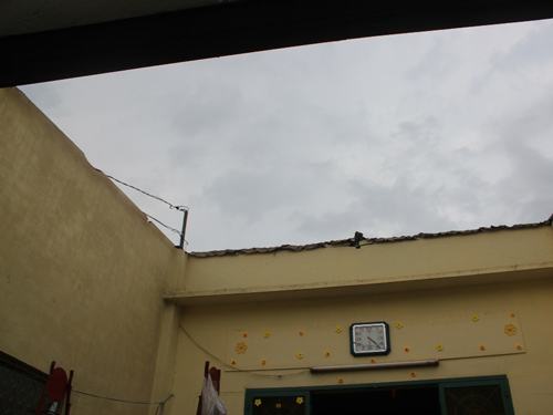 TPHCM: Lốc xoáy làm tốc mái 10 căn nhà