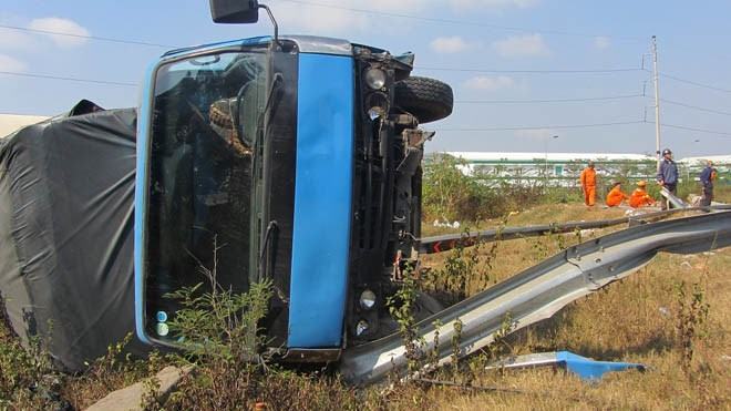 TP.HCM: Mất phanh, xe tải “làm xiếc” trên cầu vượt