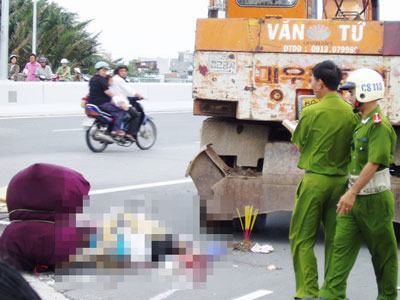 TPHCM: Một phụ nữ mất mạng vì tiếng còi xe máy xúc