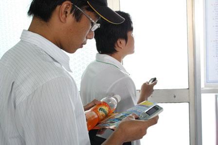 TPHCM: Mua vé tàu Tết qua tin nhắn: Tưởng nhàn hóa ra… mệt