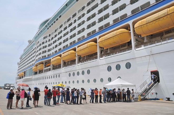 Du thuyền 5 sao Voyager of the Seas tại cảng Phú Mỹ (Bà Rịa-Vũng Tàu)  /// Ảnh: Gia Khiêm