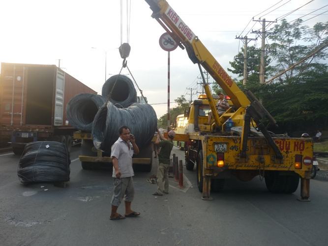 TPHCM: Nhiều cuộn thép nặng hàng chục tấn văng xuống đường