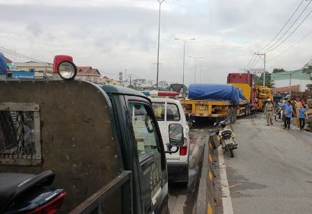 TPHCM: Nổ lốp, xe container cày nát dải phân cách