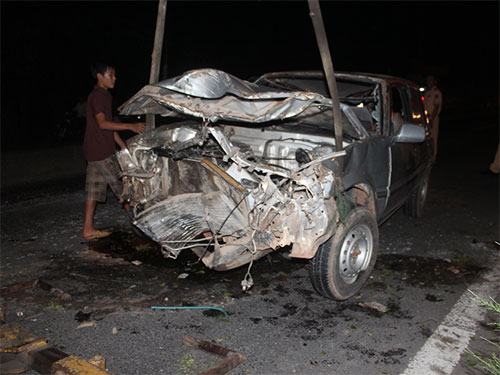 TPHCM: Ô tô 7 chỗ lộn nhào như phim trên QL 22