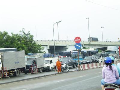 TPHCM: Phong tỏa cầu Sài Gòn, rối loạn cửa ngõ phía đông
