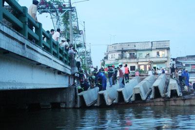 TPHCM: Sà lan 800 tấn tông “vỡ” cầu Thị Nghè