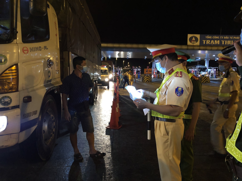 TP.HCM tái thiết lập 12 chốt kiểm soát dịch: Hàng loạt tài xế buộc phải quay xe - ảnh 1