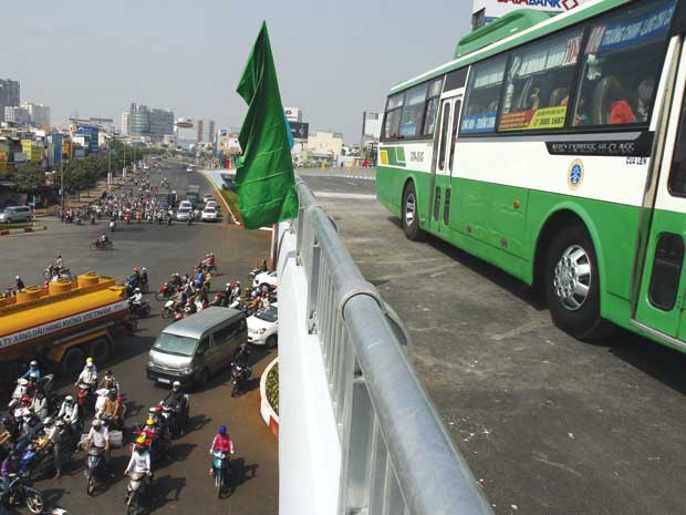 TP.HCM thông xe hai cầu vượt: bớt kẹt xe