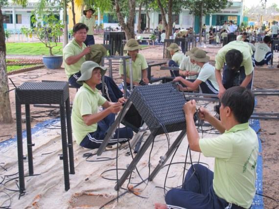 Người cai nghiện ma túy học nghề tại Trường Giáo dục đào tạo và Giải quyết việc làm số 3, nay là Cơ sở điều trị nghiện ma túy số 3 (đóng trên địa bàn tỉnh Bình Dương)