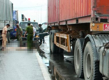 TPHCM: Tông vào đuôi container, một người tử nạn