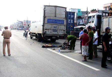 TPHCM: Tông vào đuôi xe tải, 3 người chết và bị thương