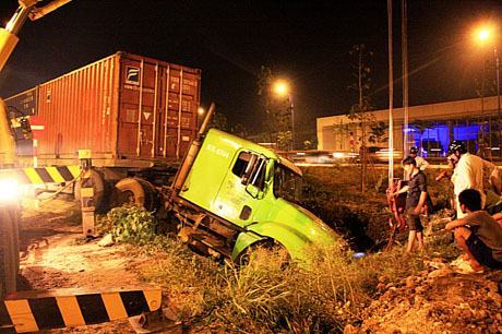 TP.HCM Tránh xe máy, container lao xuống hố sâu bên đường