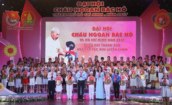 https://giaoduc.edu.vn/wp-content/uploads/2024/06/tphcm-tuyen-duong-350-bong-hoa-tieu-bieu-chau-ngoan-bac-ho-1-11722525093.jpg