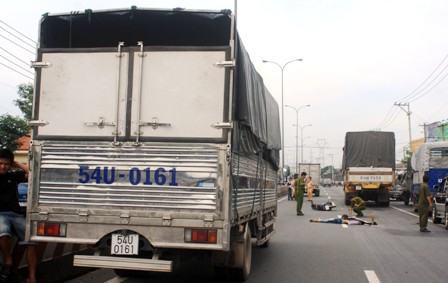 TPHCM: Va chạm với xe tải, một thanh niên chết thảm