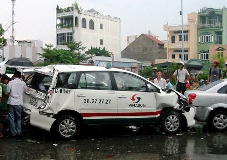 TP.HCM Xe ben “điên” đâm liên hoàn 6 ôtô, 3 người nguy kịch