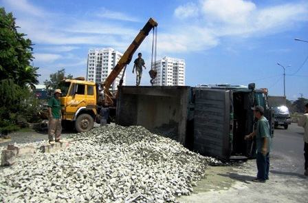 TPHCM: Xe ben lật nghiêng, hàng tấn đá đổ tràn đường