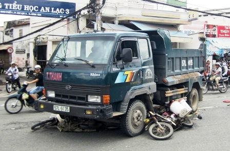 TPHCM: Xe ben mất phanh cuốn 2 xe máy vào gầm