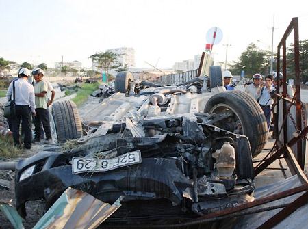 TPHCM: Xe Civic ủi bay hàng rào, lộn nhào thành đống sắt vụn