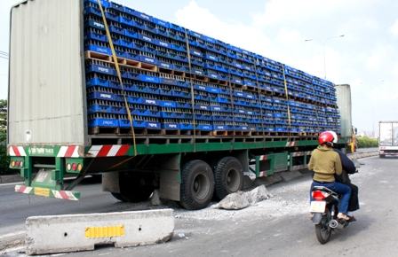 TPHCM: Xe container chở nước ngọt cày nát dải phân cách