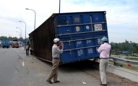 TPHCM: Xe container lật nhào trên cầu vượt