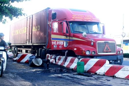 TPHCM: Xe container “nuốt gọn” gần 20m dải phân cách