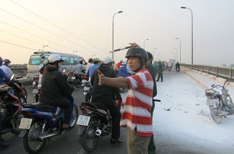 TPHCM: Xe máy cháy dữ dội, chủ xe bỏ đi