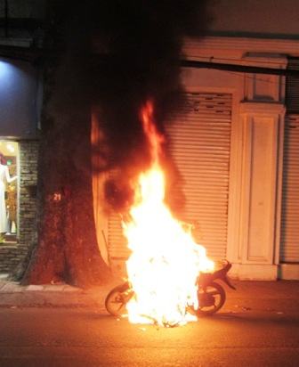 TP.HCM: Xe máy đang chạy bốc cháy dữ dội trên đường