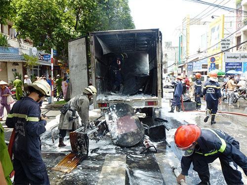TP.HCM: Xe tải bốc cháy bí ẩn trên đường Điện Biên Phủ