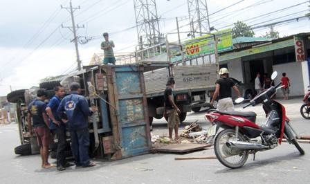 TPHCM: Xe tải chở đầy phế liệu lật nhào trên phố