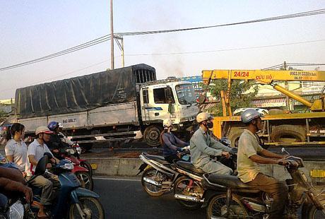 TPHCM: Xe tải “gục đầu” giữa đường