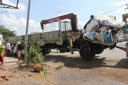 TPHCM: Xe tải “không người lái” lao thẳng vào nhà dân