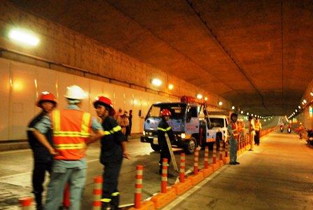 TPHCM: Xe tải lật trong trong hầm Thủ Thiêm