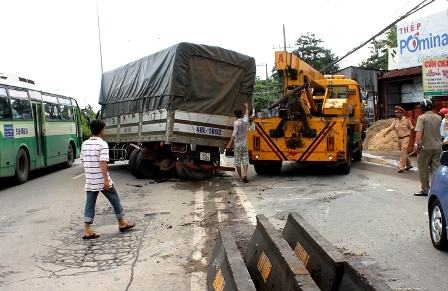 TP.HCM: Xe tải nổ bánh “đại náo” trên quốc lộ 1A